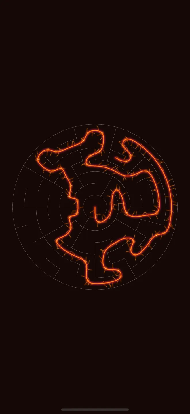 Un labyrinthe circulaire de Curvatures, son chemin tracé avec le fil orange Volcanique, semé de braises.