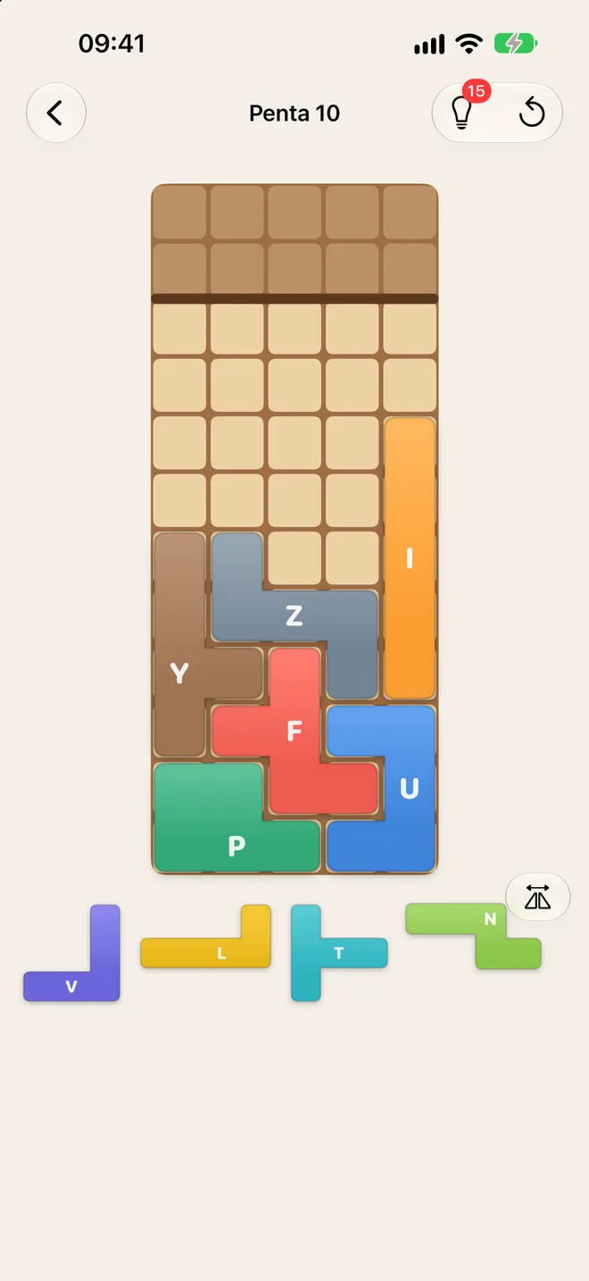 Écran de jeu de Katamino : le Penta 10 à moitié rempli avec les pièces P, U, F, Y, Z et I, et les pièces V, L, T et N qui attendent dans la réserve.
