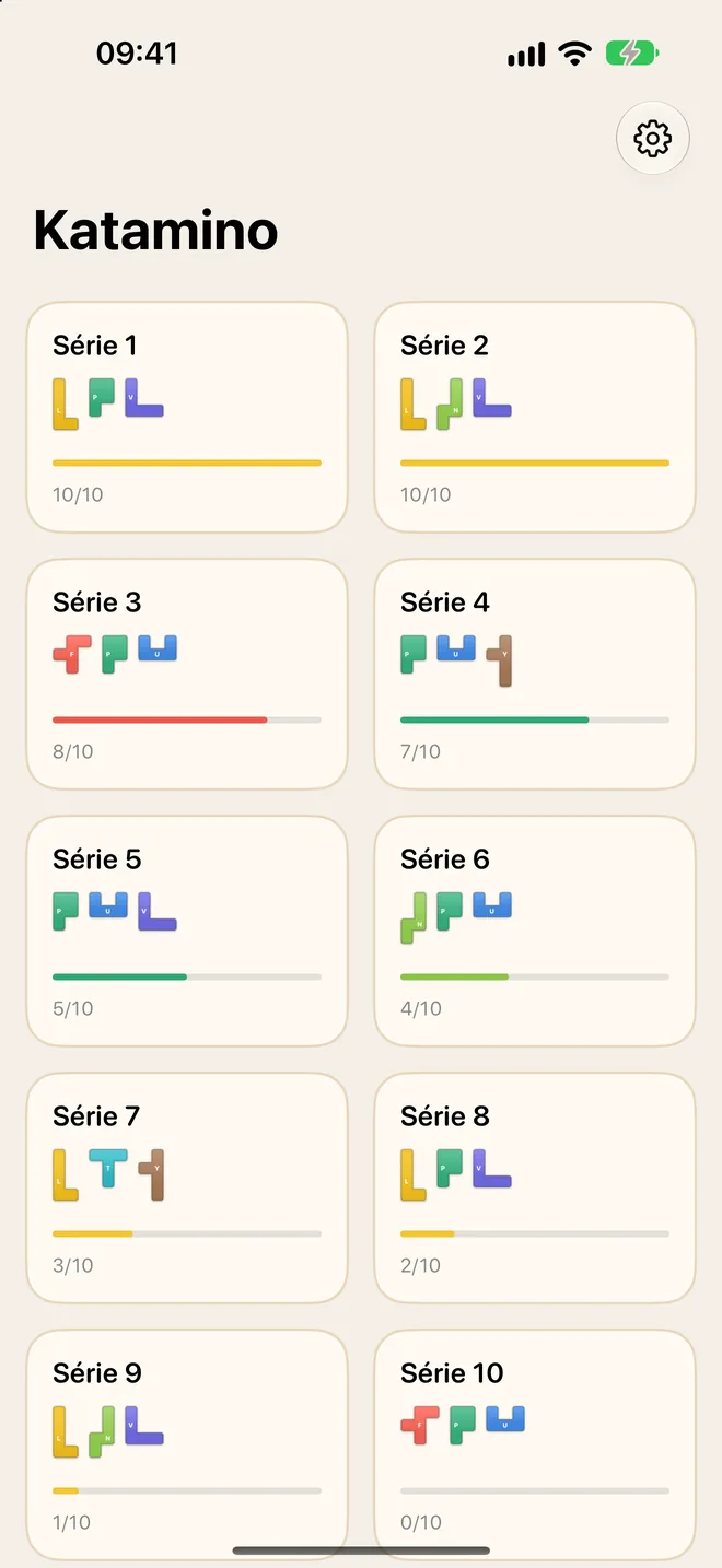 Écran d'accueil de Katamino : une grille de cartes de séries, chacune avec ses trois premières pièces, une barre de progression et un compte comme 8/10.